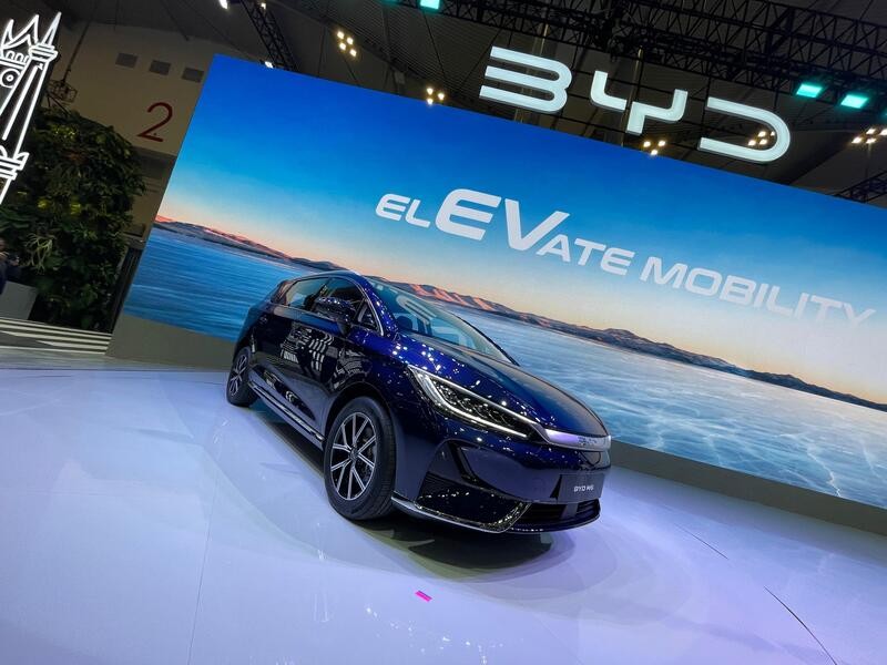 Spesifikasi dan Harga Mobil Listrik Terbaru BYD M6 di GIIAS 2024