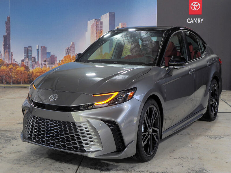 Toyota Camry 2025 Masih Hadir dengan Varian Mesin Bensin